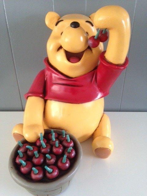 Disney - Large figure - Winnie the Pooh eating cherries