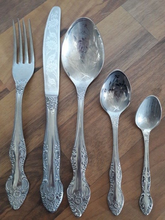 Very decorative 27 piece Russian cutlery - with flower pattern on the blades and inner surface of spoon - hallmarked