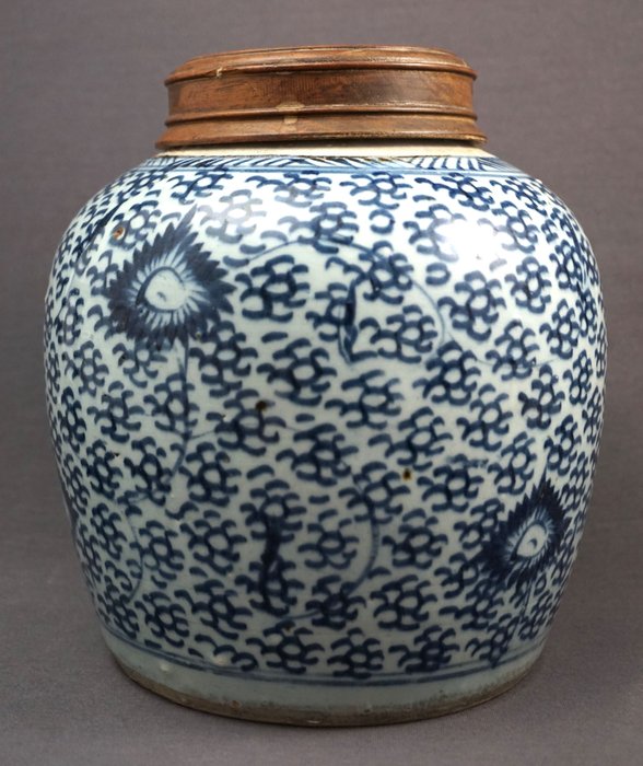 Large ginger jar with lotus branch decorations, including wooden lid with Chinese character - China - 18th/19th century