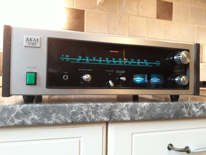 Beautiful well functioning vintage Akai AT-550 Quadrofonie tuner with decoder connection
