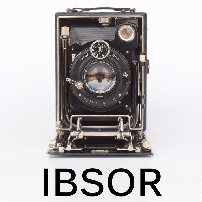 Beautiful IBSOR D.R.P. plate camera with a Schneider Kreuznach Radionar 135 mm lens f 1: 4.5 and various accessories