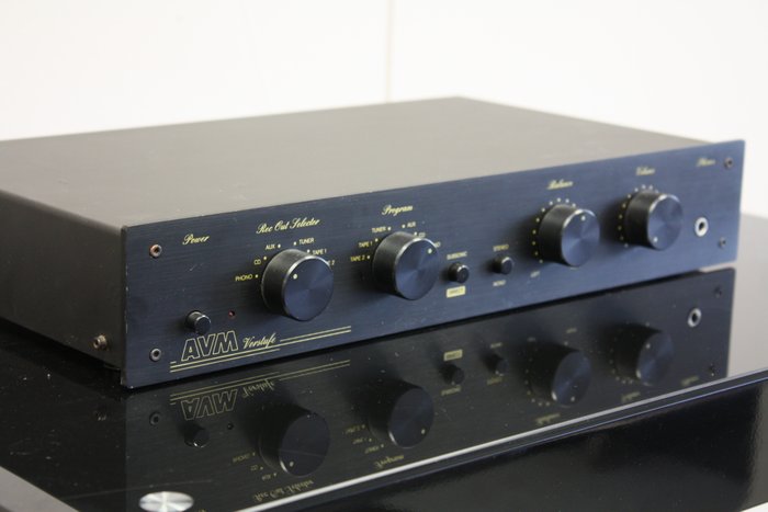 High-end AVM V1 Preamplifier with  2x Phono MC/MM