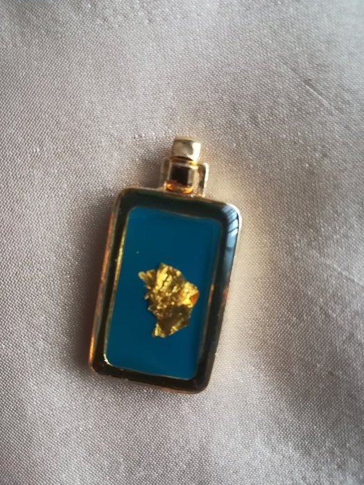 Solid 18 kt gold pendant with 18 kt leaf of gold