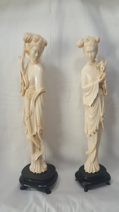 Pair of ivory sculptures - China - early 20th century