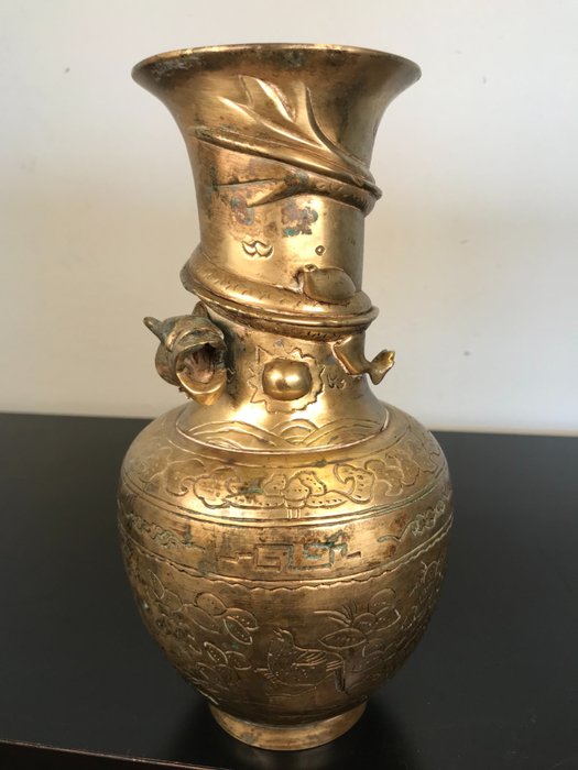Chinese bronze vase with dragons - China - 1st half 20th century (Republic period)