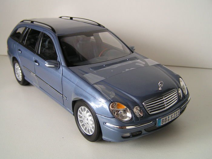 Kyosho - 1:18 - Mercedes benz E-klasse T modell  - 顏色藍色