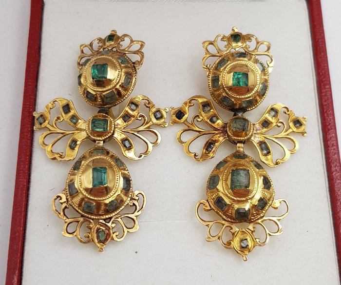 Girandole earrings in 14 kt gold hallmarked with emeralds of 3 ct 18th Century