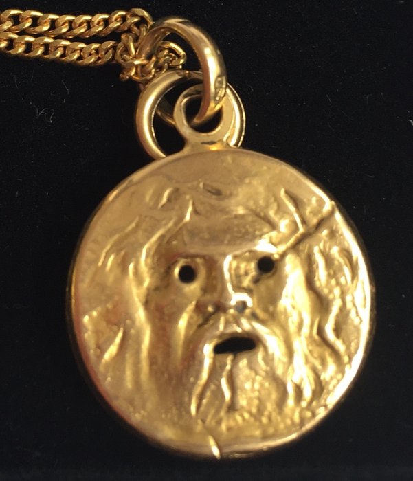 14 kt gold necklace with an 18 kt gold charm: Roman oracle: "Bocca del verita"