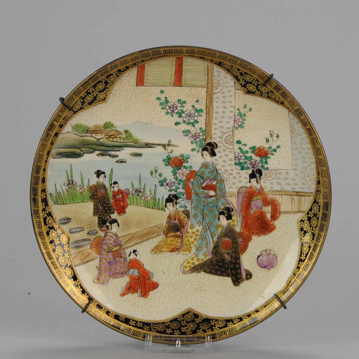 Satsuma plate with a geisha  - Japan - Late 19th century (Meiji Period)