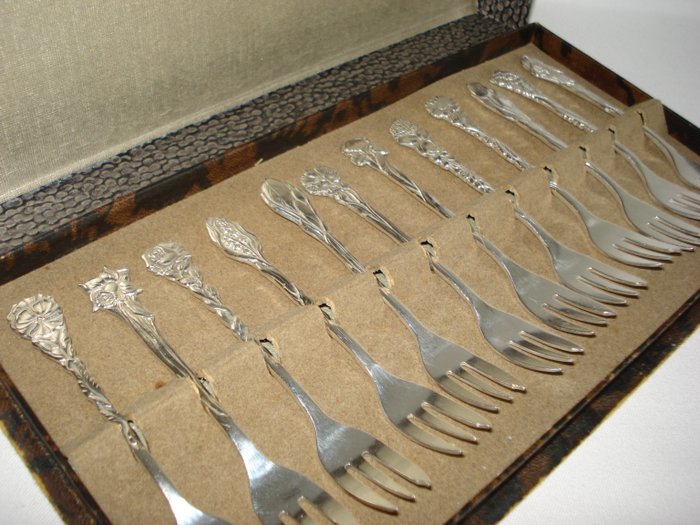 Gero Silver:  12 flowers spoons by Georg Nilsson. Rose, Tulip, Carnation, Daisy, Sunflower. Art - Nouveau style.