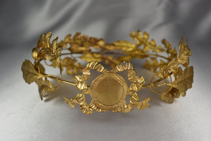 Gilded bronze crown decorated with laurel leaves, oak leaves and a medallion.