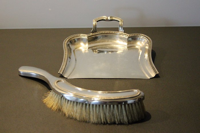 Shovel and brush crumb tray in silver plated metal - Hallmark to identify - Late 19th century
