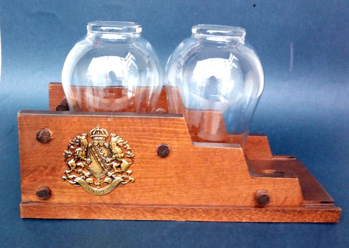 Wooden glass holder with the Kingdom of Saxony emblem “Providentiae Memor” and 2 stemless balloon glasses