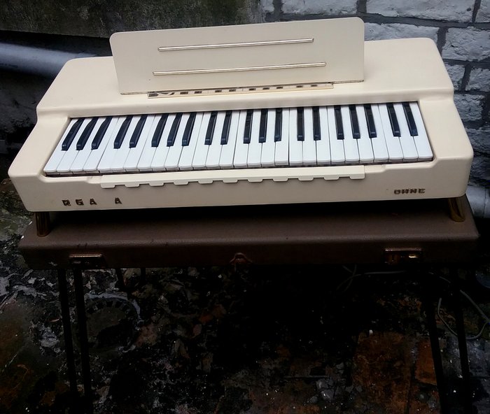 Organa - Vintage Portable (With Feet) Analogue Organ - Hohner 9807 - From the 50s + Hardcase