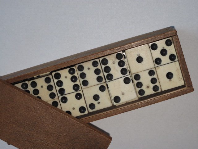 Antiek Domino spel, 28 stenen  van Been en Ebbenhout   circa  1900