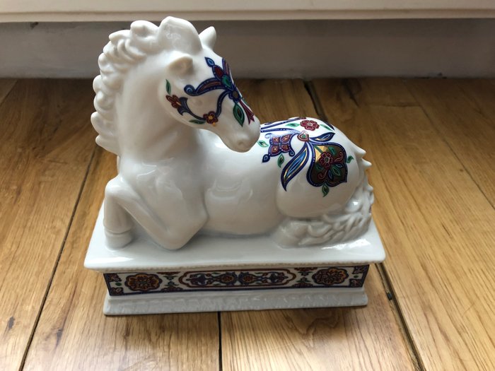 Elizabeth Arden - Byzantium collection - porcelain box with horse figure