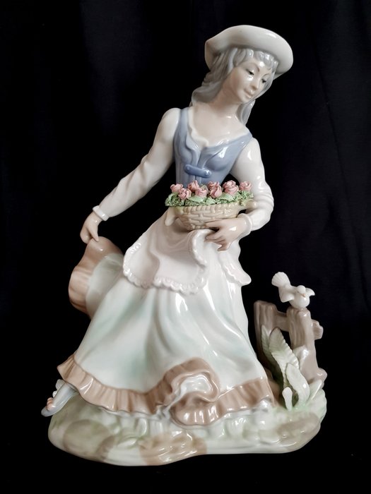 Tengra Porcelain Figurine - ‘Woman with Roses’ - 31 cm
