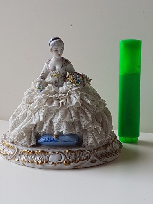 Luigi Fabris - Porcelain woman figurine