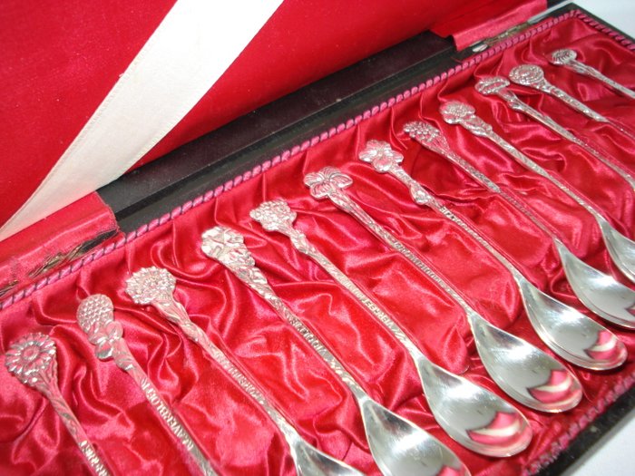 Silver (925) flower tea spoons by Douwe Egberts: 12 Teaspoons with original case. Rose, edelweiss, forget-me-not, field bindweed, carnation, oxeye daisy, clover flower, wall flower, dog violet, aster, cornflower, violet. Art Nouveau style.