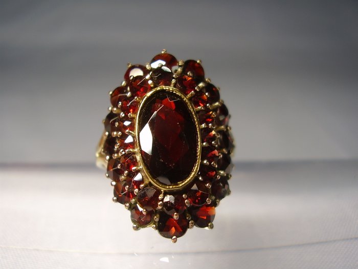 Antique Bohemian garnet ring on three levels with faceted garnet roses totalling 9 ct