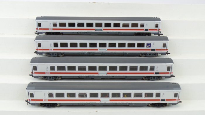 Roco H0 - 45230/45229/45231/64302 - Vagón de viajeros - 4 IC/EC rijtuigen in wit met rode streep - DB