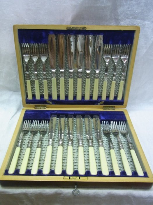 Silver plated cutlery T.F. Bastet Amsterdam 24 pieces