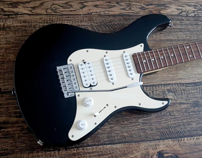 Elektrische gitaar - Yamaha EG 012  - ST model 