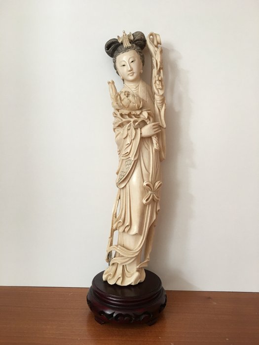 Ivory statue of a Lady with peony roses /He Xian Gu - China - ca. 1935-1940