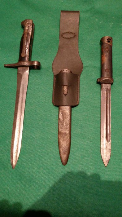 2 Italian Vetterli bayonets (on the left) shortened in 1916, the other one is a fixed bayonet for Mab