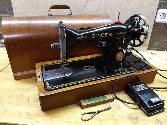 Singer 15J sewing machine, made in Canada, 1948.