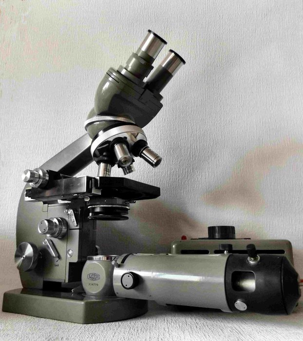 Binoculaire biologische metalen Microscoop Olympus-Tokyo E-serie, eind jaren ’60, met luxe verlichting LSE naar Köhler.