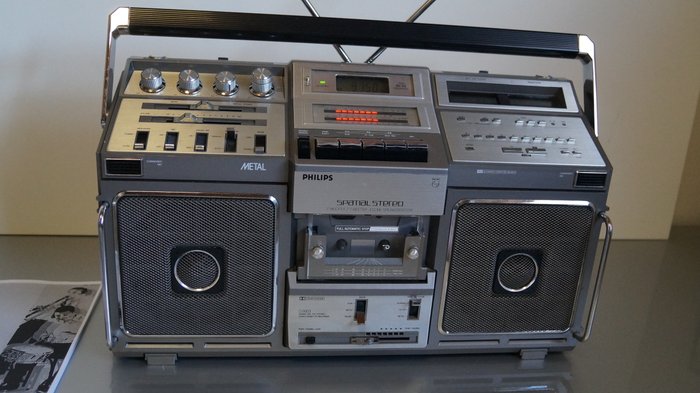 Sublime Philips D8803 (World)receiver from 1982 with digital TUNER and very good quality cassettedeck.