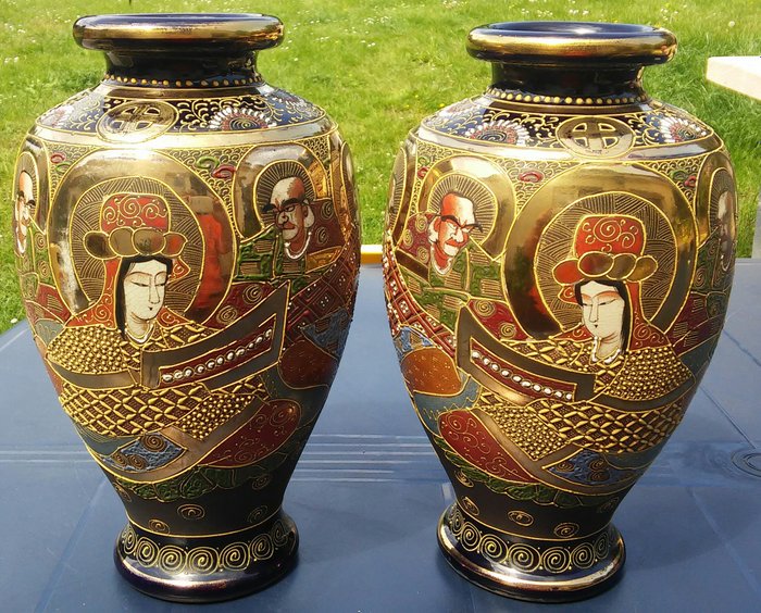 Pair of vintage Satsuma vases, Kannon and rakan (Arhats) - Signed Senzan 泉山 (?) - Japan - circa 1920