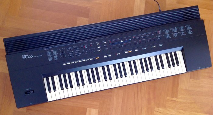 Roland KR-100 - Digital Keyboard / Elektrische Piano - met Rolands befaamde LA Synthese (D-Series), volledige MIDI, Line In en Out - Mint