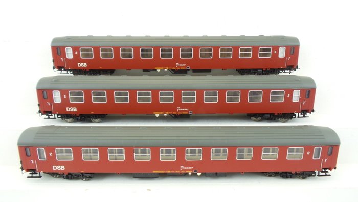 Heljan H0轨 - 6041 - 旅客车厢 - 3 InterCity rijtuigen in rode kleurstelling - DSB