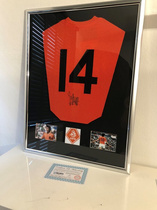 Johan Cruijff signed and framed Holland shirt + Certificate of authenticity