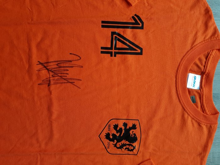By Johan Cruyff signed Holland t-shirt with certificate