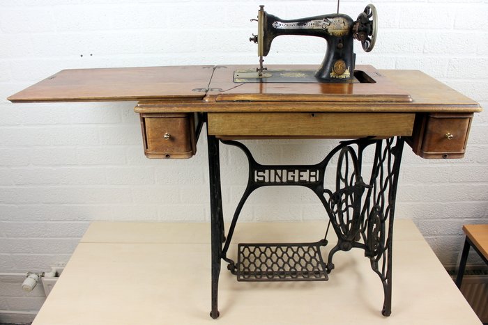 Singer 15K sewing machine including sewing table, 1915