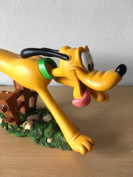 Disney, Walt - Figurine - Pluto jumping over fence (1990s)