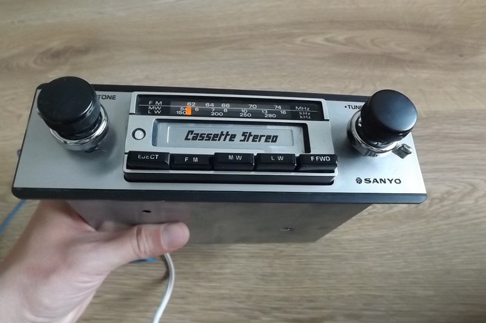Sanyo FT-210LG Stereo 80's Car Radio Cassette Tape working Japan