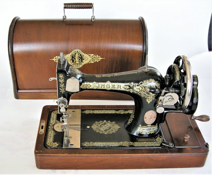 Singer 28K manual sewing machine with a curved protective cover with lock and key, 1918