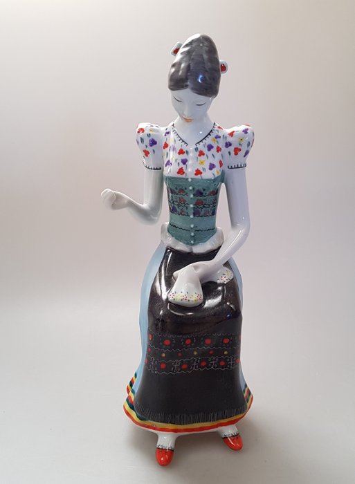 Hollohaza - porcelain figurine of a seamstress