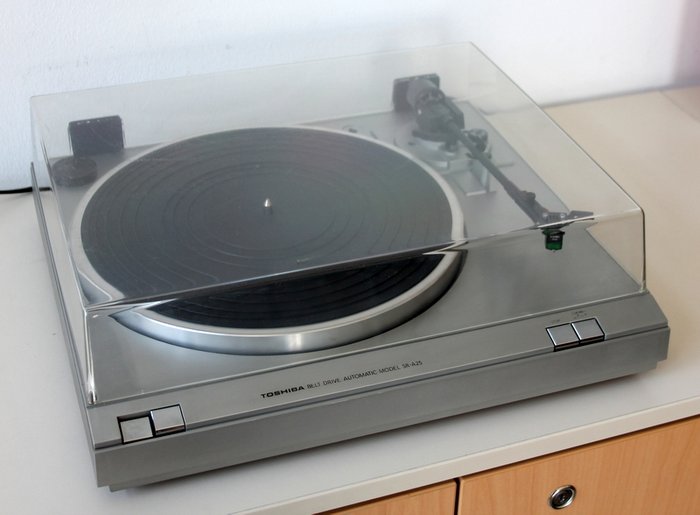 Toshiba Belt Drive automatic model SR-A25 - original and working turntable