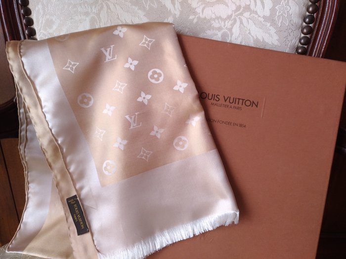 Louis Vuitton - Silk scarf - Catawiki