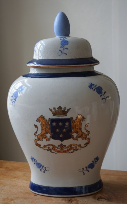 WL 1895 Pot/Vase - replica - Tiercefeuille family crest from France