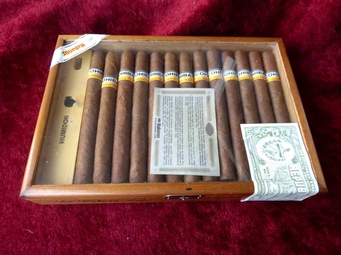 Cigar box - wooden showcase with glass in the lid - with 25 Havana cigars. Cohiba Esplendidos.