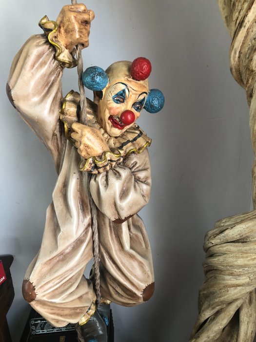Zeer mooie en gave hangende clown van de kunstenaar Jun Asilo