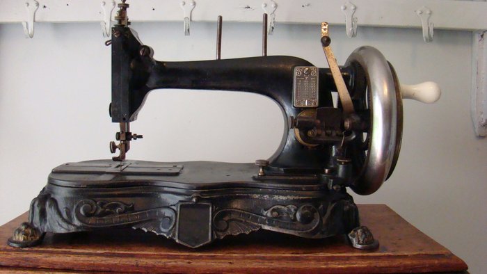 A Seidel & Naumann - Saxonia Regina Nº 1 sewing machine - Germany, Dresden - 1880s