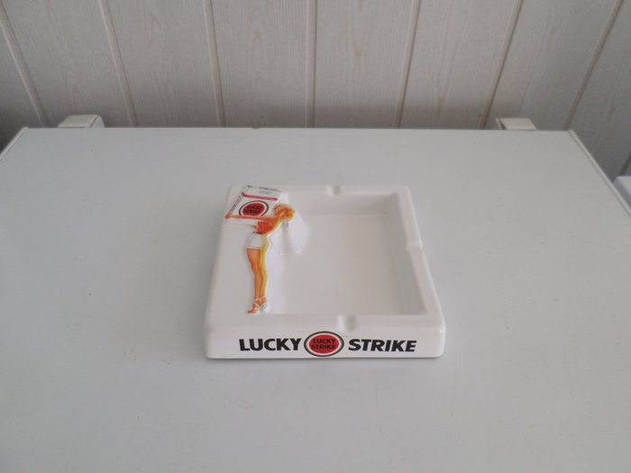 Large LUCKY STRIKE cigarettes pin up ashtray in ceramic, used in bars