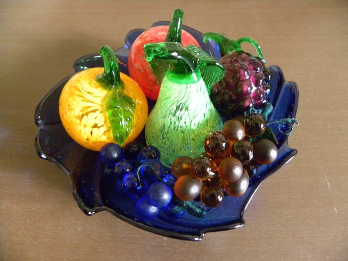 Six pieces of Murano glass fruit with complimentary centrepiece (7)